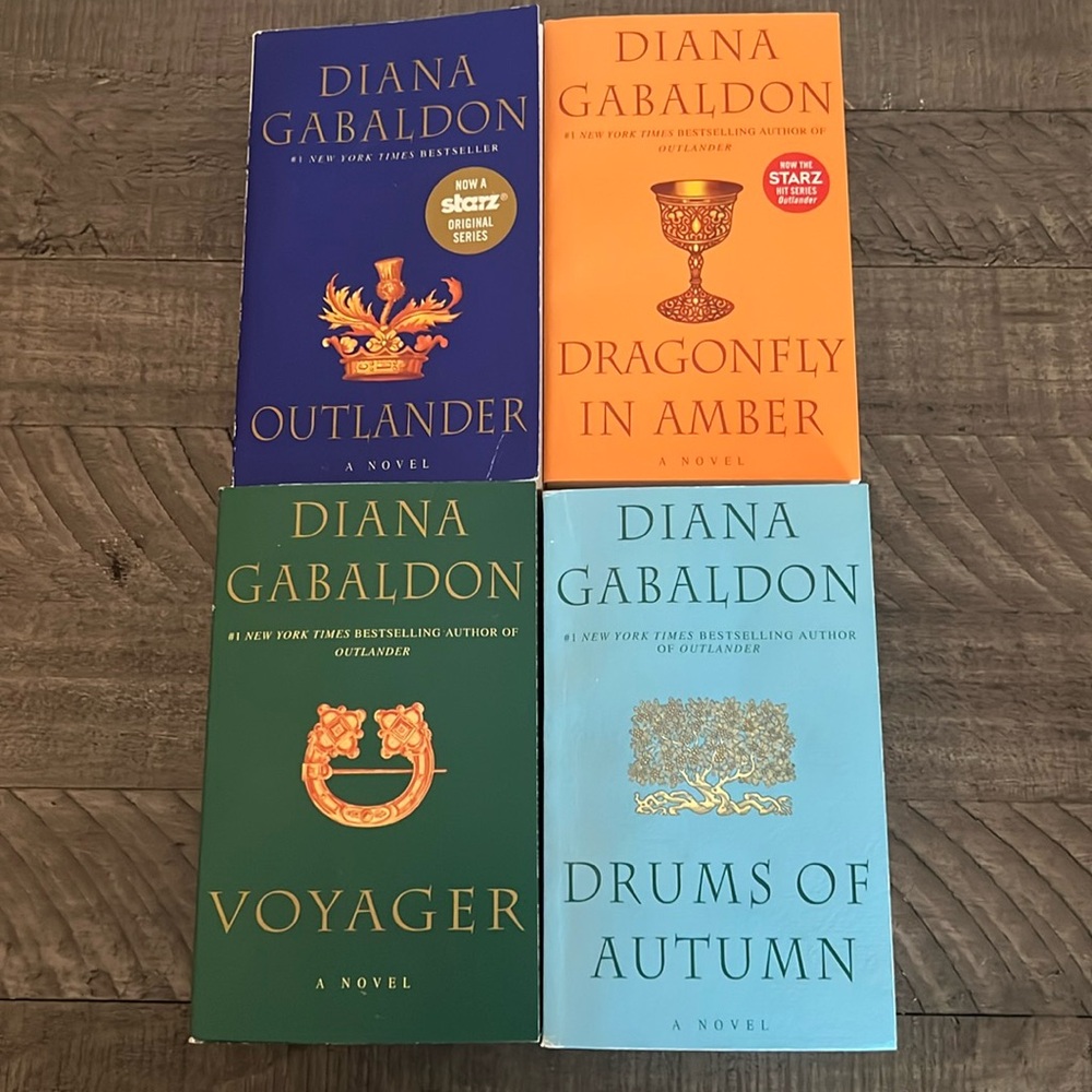 Outlander 4 books Outlander, Dragonfly in Amber, Voyager, Drums of Autumn
